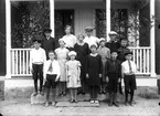 Skolklass. Personer, första raden från vänster: Karl Wiberg, Lilly Groth, Karin Ungman, Petter Haffling, Joel Groth. Andra raden från vänster: John Frykholm, Ella Groth, Greta Ungman, Ella Wiberg, Henry Lindkvist. Tredje raden från vänster: Rune Claesson, fröken Adrian, Per Groth och Sixten Sandström.