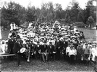 Folkmassa, musikkår i förgrunden.