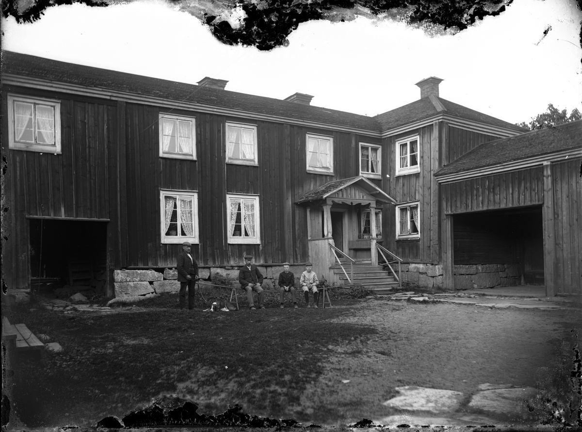 Hägglunds i Häckelsäng i Hamrånge. Riven vid laga skifte 1907. Personer fr. v: Jöns Hägglund, dennes son Per samt samt Pers söner Helmer och Johan.