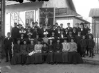 N.O.V. logen, Sundets klippa. Gruppfoto utanför Folkets Hus i Norrsundet 1914. N.O.V. logen var den organisation som skaffade det första studiecirkelsbiblioteket som senare blev ABF-biblioteket. Logen hade litterära soarér och bedrev amatörteater.