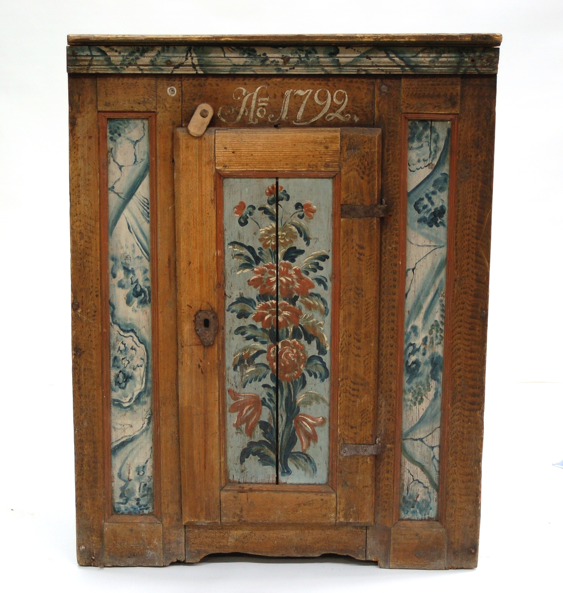 Sängskåp, furu, med målningar.
Märkt 1792.