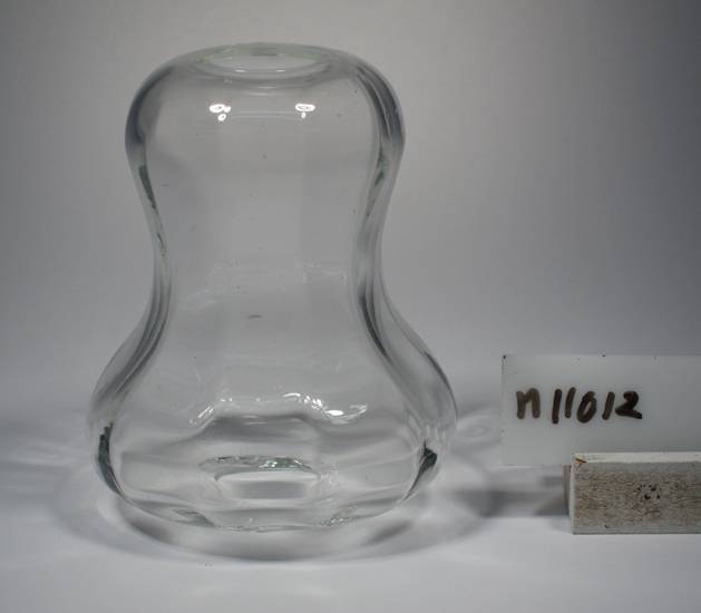 Lampglas. 
Ej identifierat.
Päronformat.
Stolpoptik.
Ofärgat klarglas.
Inskrivet i huvudkatalogen 1942.
Funktion: Lampkupa
