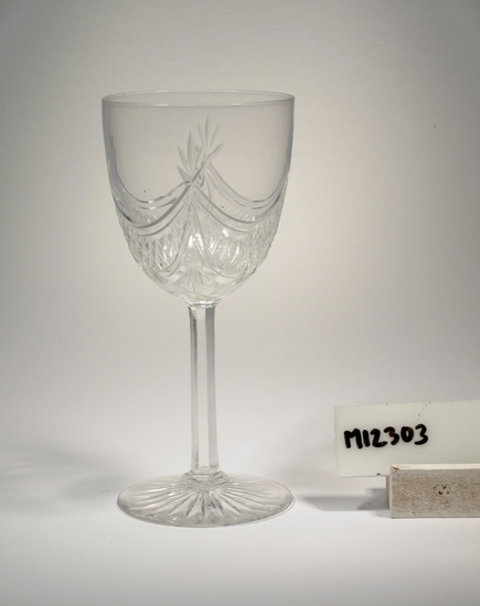 Glas.
Servis "Alida". (K 70).
Facettben.
Ofärgat klarglas.
Ovan angivna diameter avser fotdiameter.
Inskrivet i huvudkatalogen 1942.

Kataloger:
Se 1904 års katalog.
Funktion: Vinglas