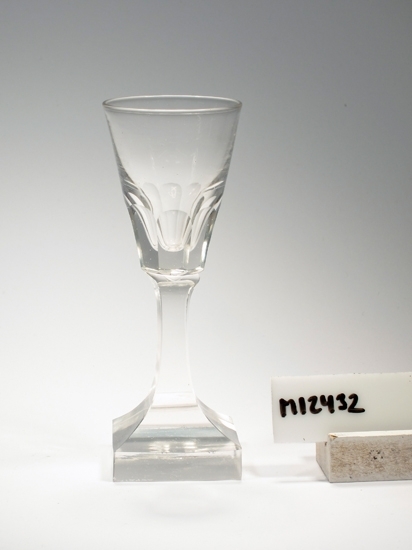 Brännvinsglas, troligen artikelnr. 5270. 
K 199 (oidentifierat nr.).
Fyrkantigt ben och fot. Facetter.
Ofärgat klarglas.
Ovan angivna mått avser fotdiameter.
Inskrivet i huvudkatalogen 1942.

Kataloger:
Se katalog från Svenska kristallglasbruken, 1904.
Funktion: Brännvinsglas