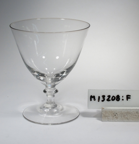 Champagneglas.
Formgivet av William Stenberg. 
Odaterad ritning av W.S. finns. Antagligen tillverkat 1938. 
Ofärgat klarglas.
Ovan angivna mått avser övre diameter. Fotdiameter: 68 mm.
Inskrivet i huvudkatalogen 1943.

Kataloger:
Finns i 1947 års katalog sid. 34.
Funktion: Champagneglas