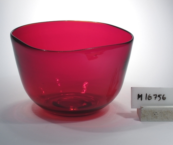 Skål.
Formgiven av Gunnar Ander.
Fyrkantig med avrundade hörn.
Selenrubinfärgat klarglas.
Ovan angivna mått avser övre diameter.
Bottendiameter: 67 mm.
Etikett med "L" inom en droppe samt text. Se "Signering, märkning" 1 ovan.
Lapp i botten med text: 31/125
                                          R.
Se även "Signering, märkning" 2 ovan.
Inskrivet i huvudkatalogen 1959.
Funktion: Skål