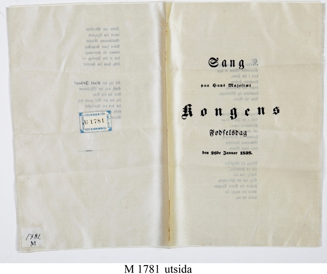 Sångblad med text: "Sang paa Hans Majestaet Kongens födelsedag 
den 26 Jannuar 1838."
Tryckt på siden.

Inskrivet i huvudkatalog 1900.

Fredrik VI, da. Frederik VI, född 28 januari 1768, död 3 december 1839, kung av Danmark 1808-1839 och av Norge 1808-1814.
Funktion: Hyllning (?) till danske kungen Frederik VI (1768-1839)