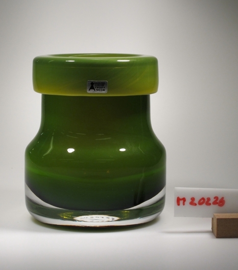 Vas.
Cylindrisk, halsen med övervikt kant.
Grönt opalint underfång.
Funktion: Att  ha blommor i.