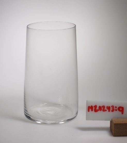 Grogglas.
Klarglas. Svagt konisk kupa.
Design av Sigurd Persson 1967.
Funktion: Att dricka grogg ur