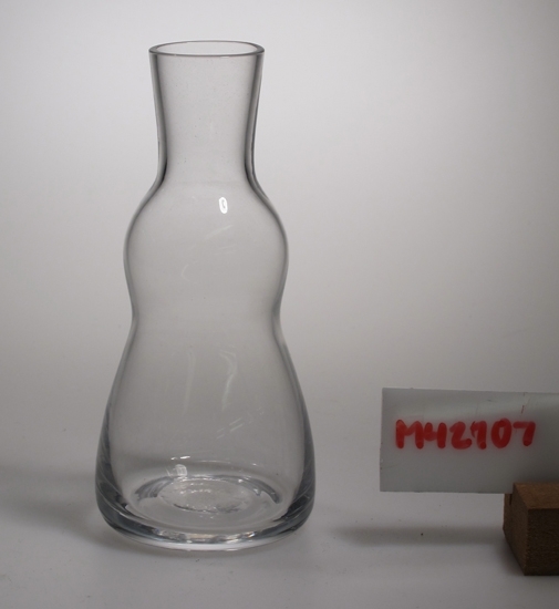 Brännvinskaraff.
Konad nedre del, vulst på bröstet, konad hals.
Klarglas.
Finns med i katalog 1963 i stl 15 och 10 cl.
Funktion: Att servera cocktails (eller brännvin) ur