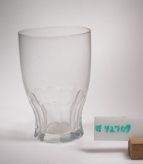 Selterglas i klarglas, 25 cl.
Insvängd nedre del som facettslipats.
Hela servisen finns med i katalog 1963, ej med i kat från 1984.
Funktion: Att dricka vatten ur