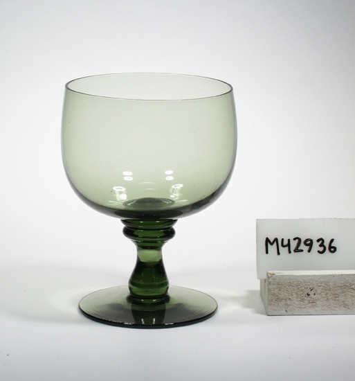 Cocktailglas "Servis 51". 
Formgivet av Hugo Gehlin. Ritad 1930. Tillverkat på Gullaskruf glasbruk (i detta fallet möjligen legotillverkning på Älghults glasbruk: Märkning "Älgh. 1134/4 oz").
Beskrivning: Låg, rundad skål med sluten form. Insvängt ben med dubbelbats. Något 
konad fot.
Färg: Olivgrönt klarglas.
Mått: Ovan anges höjd samt övre diameter. Fotens diameter: 53 mm. Rymd: 11 cl.
Märkning: Lapp med text. Se fält "Signering, märkning" ovan.
Inskrivet i huvudkatalogen tidigast 1985.

Hugo Gehlin (1889-1953) Glasdesigner m.m. Verksam på Gullaskruf 1930-1953.
Funktion: Cocktailglas