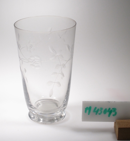 Dricksglas, 25 cl.
Form 106.
Slipmönster "Maja": Tre rosor på bladranka.
Konformad med klack.
Klarglas.
På lapp: "106/25 Maja"
Funktion: Att dricka vatten ur