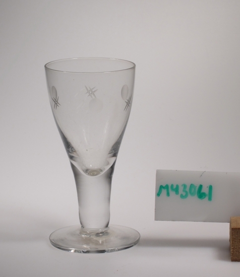 Snapsglas.
Form 226. 
Slipdekor "Kaj": Mattslipade kulor och dubbla kryss (