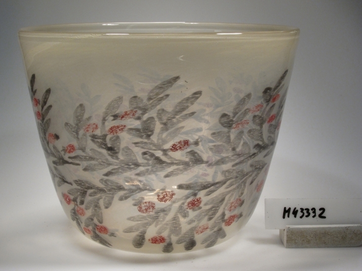 Glasskål.
Mjuk konoid form, rundad mot botten. 
Sandfärgad opalin med röd-grå (lingondekor). Kristall.
Mästare Georg Parai.
Dekor: Inlagt mellan två glasskikt före uppblåsning. Bred bård av lingon- kvistar med bär. den övre raden riktat uppåt, den nedre nedåt.
Etikett: SKRUF SWEDEN (klar med svart text)  Exclusively hand-crafted Design Ingegerd Råman.

Prisbelönt vid Svenskt Glas 1984
Funktion: Skål