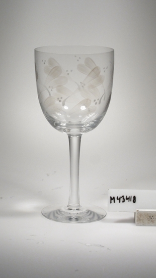 Rödvinsglas, servis "Blossom".
Art.nr. 2622/18.
Konstnär: Anne Nilsson.
Beskrivning: Tulpanformad kupa, stråben. Handmålade, stiliserade, ljusgrå, transparenta blommor med vita, opaka stjälkar och prickar.
Färg: Ofärgat klarglas. Dekor enligt ovan.
Mått: Diameter ovan avser glasets övre diameter. Fotdiameter: 69 mm.
Märkning: Målad text. Se "Signering, märkning" 1 ovan. Svart, sköldformad etikett med vit orre och text. Se "Signering, märkning" 2 ovan.
Inskrivet i huvudkatalogen tidigast 1986.

Utställt i "Svenskt Glas 86".
Funktion: Rödvinsglas