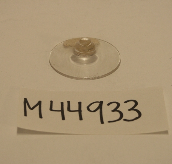 Sherryglas.
Antagligen ett prov, tillverkat 1931-05-12.
Beskrivning: Hög, krokusformad kupa. Ben med ett klot nederst.
Guillocherad dekor i form av fyrdubbel våglinje överst, dubbel vågrät under. Från denna hängade festonger av fyrdubbla zick-sack linjer.
Färg: Ofärgat klarglas.
Mått: Ovan anges mått för höjd och övre diameter. Fotdiameter: 48 mm.
Märkning: Oval lapp med uddig kant, med text. Se "Signering, märkning" ovan.
Inskrivet i huvudkatalogen 1980.
Funktion: Sherryglas