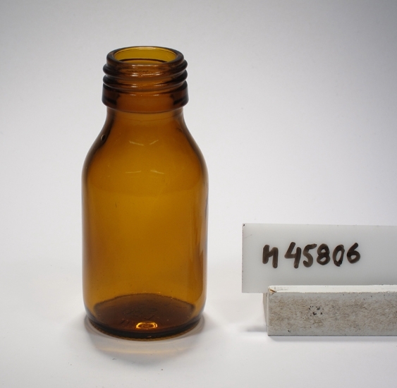 Medicinflaska.
Kodnr: 2201-114.
Tillverkad vid Limmared glasbruk (PLM), 1980-12-17.
Ritning finns i arkivet med nr G1-9572.
Cylindrisk.
Brunt klarglas.
Rymd: 60 ml.
Märkning i botten. Se "Signering, märkning" ovan.
Inskrivet i huvudkatalogen tidigast 1990.

Kopia av ritningen finns på registerkortets baksida.
Funktion: Medicinflaska