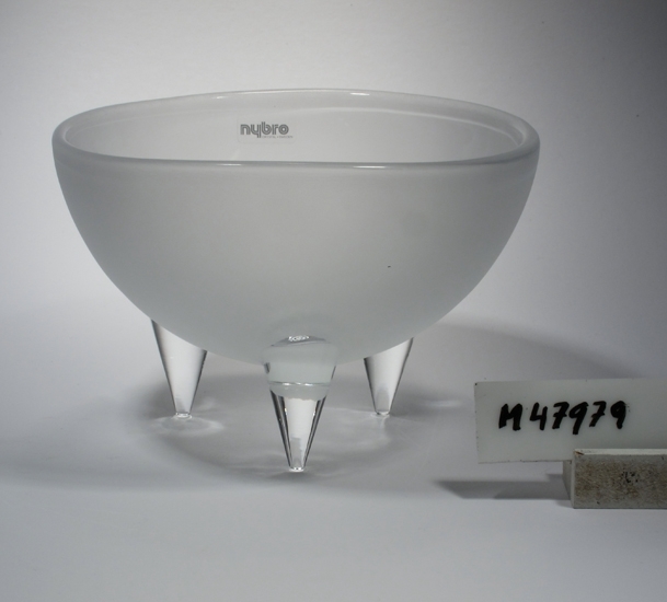 Skål "Passion".
Konstnär: Cilla Persson.
Beskrivning: Rund med koniska fötter. Tre klarglasrundlar inuti skålen.
Färg: Isat, ofärgat klarglas.
Teknik: Formblåst med påklippta fötter.
Mått: Se höjd och diameter ovan. Ben: 45 mm. (i glasregistret är  höjden 99 mm och diameter 470 mm?).
Märkning: Etikett med text. Se "Signering, märkning" ovan.
Inskrivet i huvudkatalogen tidigast 1994.
Funktion: Skål