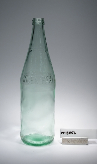 Coca-Cola flaska från Hammars glasbruk.
Beskrivning: Buteljformad. Följande text med versaler finns på flaskan: "Ingen pant -  not to be refilled".
Färg: Svagt grönt klarglas.
Märkning: Stämplad kod i botten. Se fält "Signering, märkning" ovan.
Inskrivet i huvudkatalogen tidigast 1993.
Funktion: Coca-Cola flaska