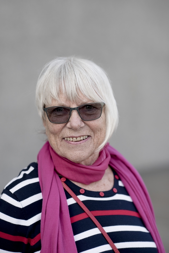 Norsk designer, kunsthåndverker og billedkunstner.