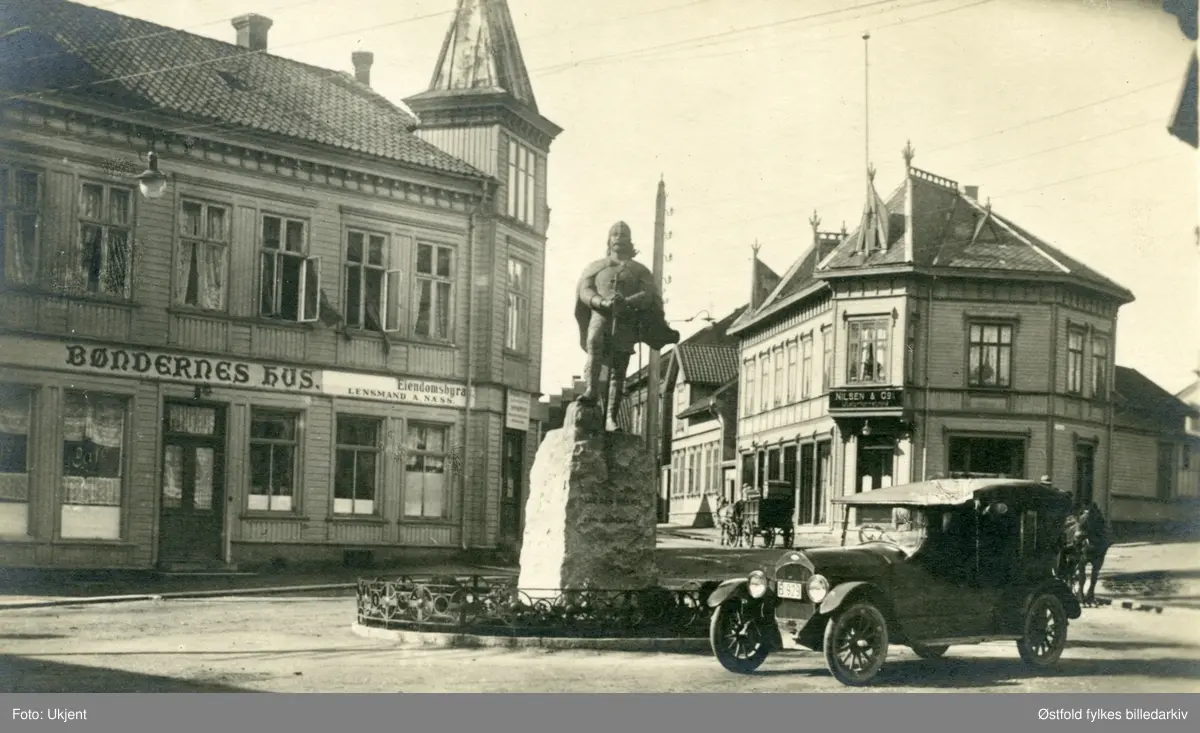 Lilletorget i Sarpsborg med statuen av Olav den hellige, avduket i 1916, og laget av kunstneren Gustav Lærum. Bøndenes hus til venstre, skilt for lensmann A. Næss. Til høyre Nilsen & Co utstyrsforretning på hjørnet av Torggata og Sigvat Skaldsgate. Bilen i forgrunnen har skilt B 929, type Commonwealth, årsmodell 1917-22, antakelig er dette årsmodell 1920 4-40. eier av bil H. Onsum. Postkort.

I 1922 fikk Commonwealth ny eier i 1922, som fortsatt produksjonen under navnet Checker Motors og spesialiserte seg på drosjebiler. Den siste Checker ble bygd i 1982. Firmaet fortsatte med deleproduksjon for General Motors og Chrysler til 2009, nedlagt 2010. (Kilde: Wikipedia.)