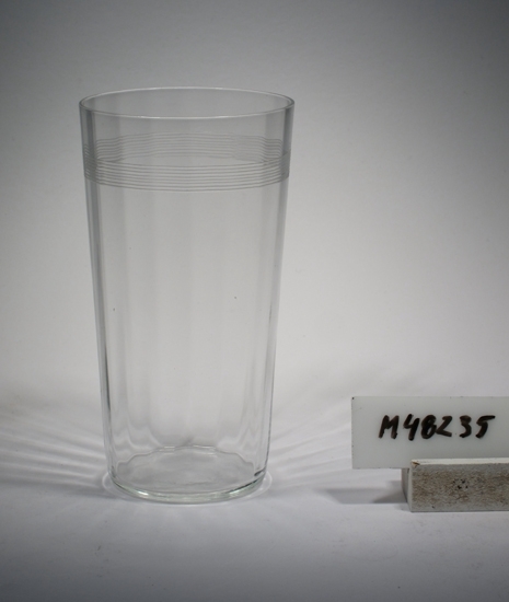 Tumlare/tumbler "Märtha".
Bruksmodell.
Beskrivning: Cylindrisk, med slipad båtd. Formblåst med optik.
Färg: Ofärgat klarglas.
Mått: Ovan angivna diameter avser övre diameter.
Inskrivet i huvudkatalogen tidigast 1995.
Funktion: Tumlare
