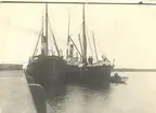 Bryningsång? Neptun och ångaren Aina. Vid hamnen i Kalmar.