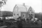 Gården. Foto år 1933-34. Huset har sedan det byggdes bebotts av 4 generationer; Jon, John, Göran, Torbjörn Svensson, alla med fruar.