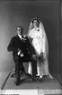 John och Kerstin, bröllopsfoto.
John* Axel Svensson (fotografs son), f. 1888-09-19. Vigsel 1915-10-23 med Kristina (Kerstin) f. Eriksson 1889-01-27.