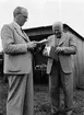 Hästpremiering på Kobacken, Kungsängen, Uppsala juli 1942.  Godsägare Georg Holmberg och ingenjör Ragnar Claeson diskuterar protokollet