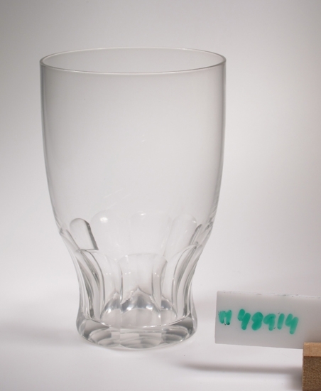 Ölglas.
Svagt konisk övre del, nedre delen "insvängd" 
med stående facettslipning.
Klarglas.
Funktion: Att dricka öl ur