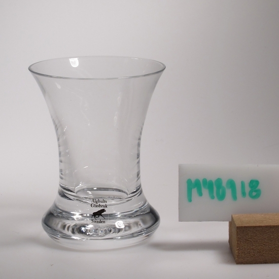 Snapsglas.
Klarglas. konisk kupa som övergår i en "klack"
Design av Björn Larsson 2001.