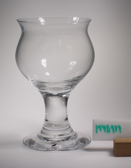 Vinglas.
Klockformad kupa, tjockt ben
Design av Björn Larsson 2001.

På reg.kort sitter ett vykort fastnitat med text av 
Gunnel Holmér: "Tillverkade på Älghults glasbruk 2001"