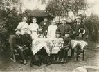 Slaktarmästare Albert Rydberg och familj 1909. Andre man fr.h slaktare A Rydberg bredvid honom hans bror från USA med den första fotografen i Kalmar. Bredvid A. Rydberg hans fru.
Foto gåva av sonen kyrkvaktmästare Viktor Rydberg, Slottskyrkan 1955