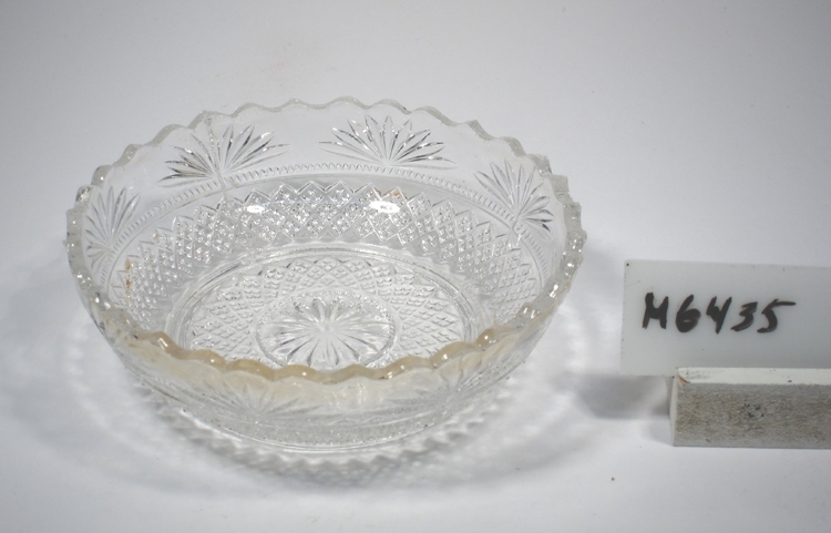 Saladjär.
Beskrivning: Bladmotiv och rutor.
Färg: Ofärgat klarglas.
Mått: Ovan anges största diameter. Bottendiameter: 66 mm.
Inskrivet i huvudkatalogen 1934.
Funktion: Saladjär