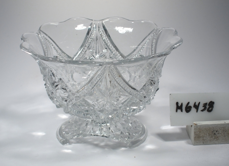Sockerskål.
Beskrivning: Stjärnmotiv.
Färg: Ofärgat klarglas.
Mått: Ovan anges övre diameter. Bottendiameter: 68 mm.
Inskrivet i huvudkatalogen 1934.
Funktion: Sockerskål