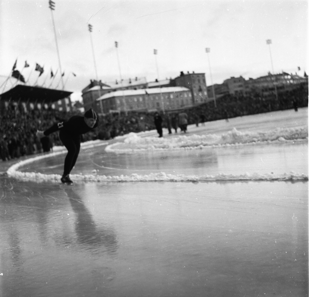 Vardens arkiv. "NM på skøyter på Bislet" 03.01.1954