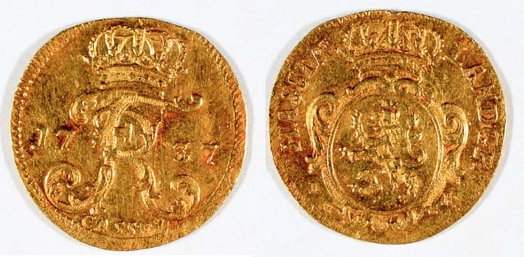 Dukat 1737. Hessen-Kassel.
Regent: Fredrik I.
Motiv: F R i krönt monogram / Hessens vapen i krönt rund sköld.
Omskrift: Cassel / HASSIAE LANDGR.
Myntort: Kassel.
Gravör: 
Myntmästare: 
Rand: Slät.
Stämpelställning: 0 grader.
Gåva från Theodor Cronqvist med son. Testamentarisk gåva
2004.
Myntfakta/Kommentar: Lantgrevskapet Hessen-Kassel i TYskland var under åren 1730-1751 förenat med Sverige i en personalunion under Fredrik I. Unionen upplöstes sedan F I avlidigt utan tronarvinge.
Proveniens: 
Vikt: 3,47 gram.
Litteratur: Bj. Ahlström auktion 28  1983 sid 116-117.