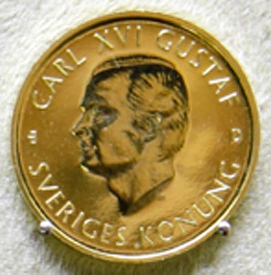 1000 kronor 1990. Sverige.
Regent: Carl XVI Gustaf.
Motiv: Carl XVI Gustaf / Krönta vasavapnet.
Omskrift: CARL XVI GUSTAF - SVERIGES KONUNG / REGALSKEPPET VASA 15 JUNI 1990. 1000 KRONOR.
Gravör:
Konstnär: Bo Thorén.
Myntmästare: D = Riksbankschef Bengt Dennis.
Rand: Slät.
Stämpelställning: 0 grader.
Myntfakta/Kommentar: Jubileumsmynt. Upplaga 15.000 st.
Proveniens: 
Vikt: 5,8 gram.
Litteratur: J. H. = Samling J. Hagander nr: 781.
Funktion: Jubileumsmynt