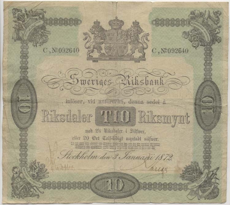 10 riksdaler riksmynt 1872.
Littbokstav/nr: C, 092640.
Sedeltyp: Stora riksvapnet.
Konstnär: Per Olof Bagge.
Grön-vit/svart tryck.
Båda namnteckningarna handskrivna.
Övrigt: Litteratur: Sveriges sedlar sid 74 nr 33.
Funktion: Betalningsmedel