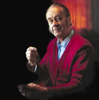 Vidar Sandbeck ved skrivebordet med brillene i hånda.