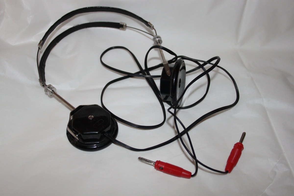 Radiomottaker, hjemmelaget. Rektangulært chassi laget i trefiner.. Med sorte høretelefoner med stempel OMEGA. Dette eksemplaret er fortsatt i utmerket stand. Det følger også med en improvisert antenne.