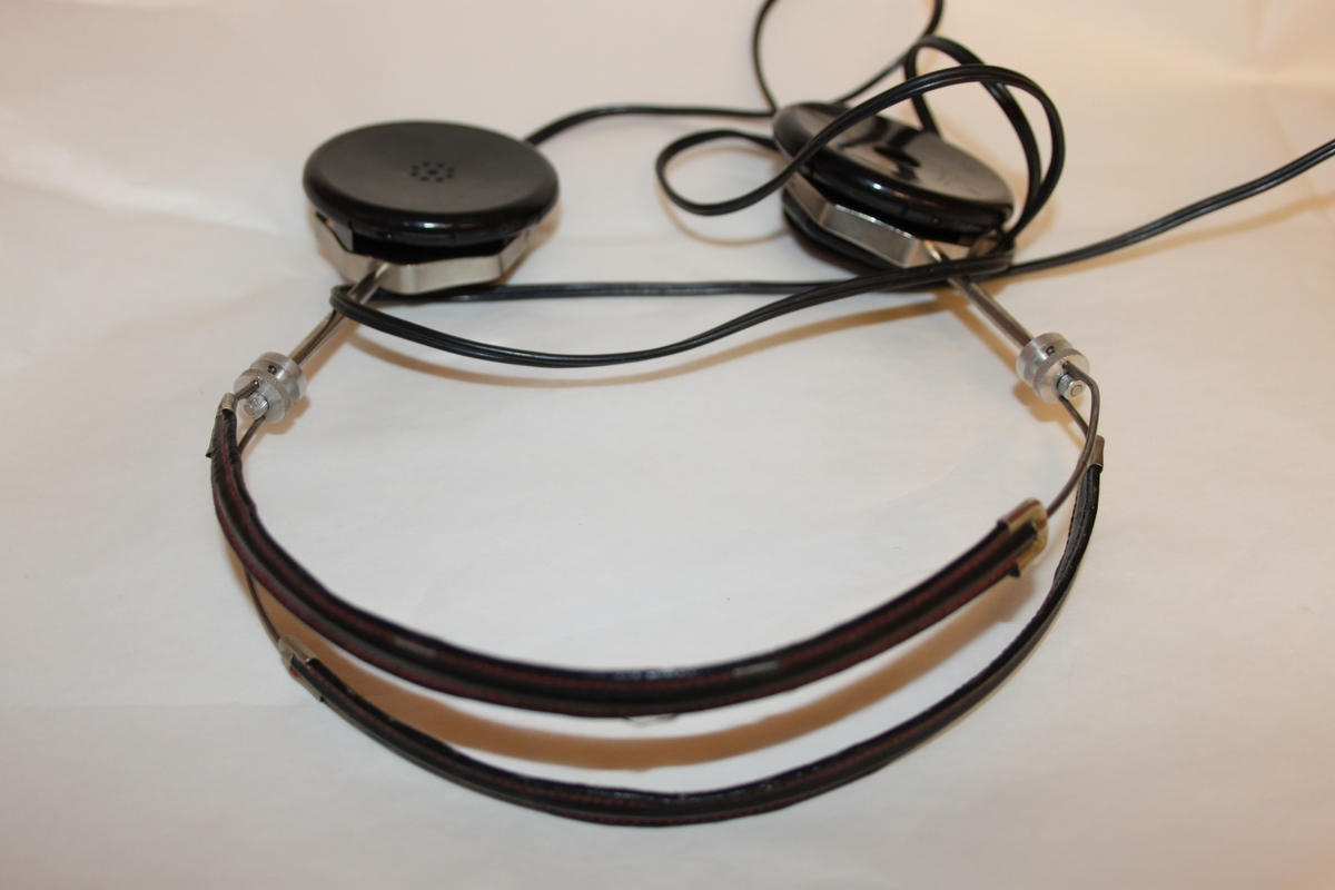 Radiomottaker, hjemmelaget. Rektangulært chassi laget i trefiner.. Med sorte høretelefoner med stempel OMEGA. Dette eksemplaret er fortsatt i utmerket stand. Det følger også med en improvisert antenne.