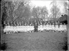 Gruppfoto av konfirmander med kyrkoherde Olof Svahn.