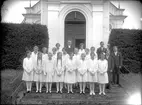 Gruppfoto av konfirmander med kyrkoherde Henrik Lindberg.