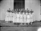 Gruppfoto av konfirmander med kyrkoherde Henrik Lindberg.