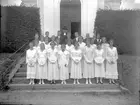 Gruppfoto av konfirmander med komminister Ljungquist.