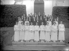 Gruppfoto av konfirmander med kyrkoherde Petrus Nordblad.