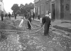 Vid Södermalmstorg och Brunnsgatan. Vattenbegjutning av spårbädden.